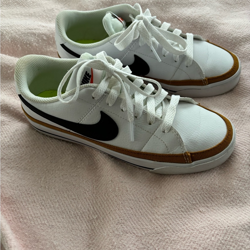 Nike court legacy next nature women’s sneakers. Size 7. Preloved, in good cond.